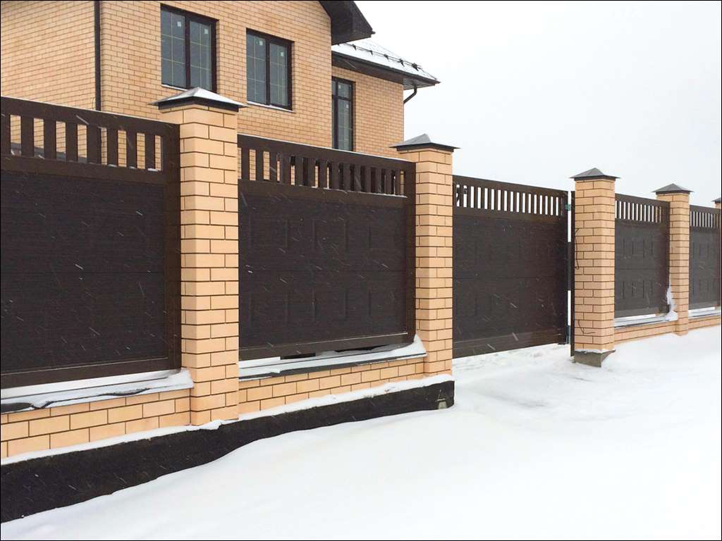 Забор из заборной секции с алюминиевой окантовкой с заполнением сендвич-панелями 7