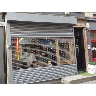Рольставни на витрину из одностенного экструдированного решетчатого роллетного профиля RHE56GM